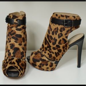 [KENNETH COLE] Leopard Calf Hair Ankle Booties